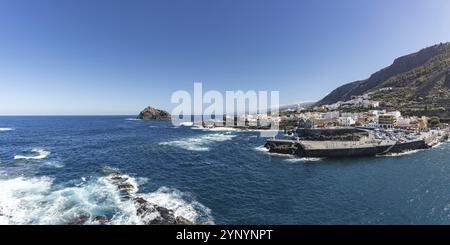 Atlantikküste mit der Insel Roque de Garachico vor der Stadt Garachico, Teneriffa, Kanarische Inseln, Spanien, Europa Stockfoto