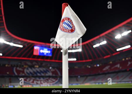 Nachtaufnahme, Eckfahne mit Logo FC Bayern München FCB, Champions League, Allianz Arena, München, Bayern, Deutschland, Europa Stockfoto