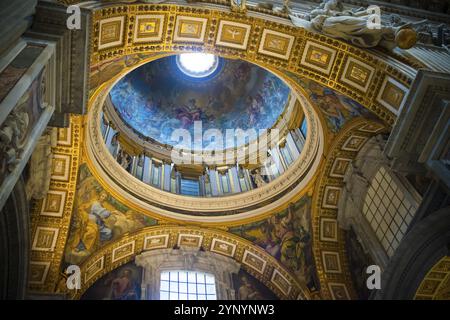 VATIKANSTADT, VATIKAN, 18. OKTOBER 2016: Inneres des berühmten Petersdoms. Es ist eine italienische Renaissance-Kirche in Vatikanstadt, die päpstliche Kirche Stockfoto