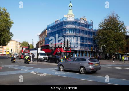 Traffic Cars Bus und Ampeln vor dem White Hart Pub an der Ecke Cambridge Heath Road & Whitechapel Rd in East London England Großbritannien KATHY DEWITT Stockfoto