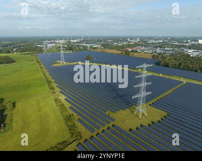 Strommasten mitten in einem riesigen Solarpark Stockfoto