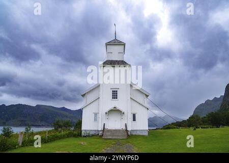 Gimsoy-Kirche auf den Lofoten-Inseln. Sie ist eine Pfarrkirche in der Gemeinde Vagan im Landkreis Nordland, Norwegen, Europa Stockfoto