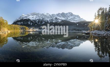 Das Panorama des Eibsee mit der zugspitze im Winter und dem Schnee bei Sonnenuntergang Stockfoto