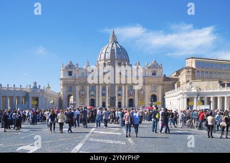 VATIKANSTADT, VATIKAN, 16. OKTOBER 2016: Touristen auf dem berühmten petersplatz vor der Basilika san pietro Stockfoto