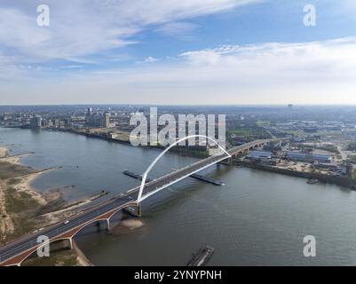 Aus der Vogelperspektive auf eine moderne Brücke namens Stockfoto