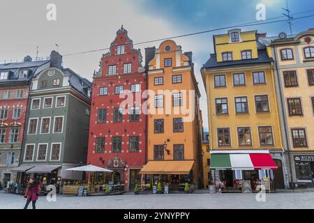 STOCKHOLM, SCHWEDEN - 23. DEZEMBER 2020: Schöne und farbenfrohe Häuser im Stadtzentrum von Stockholm Stockfoto