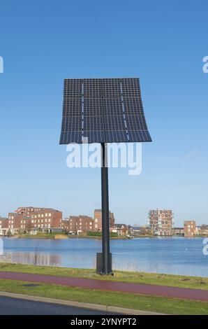 Eingang von Heerhugowaard in den niederlanden, der Stadt der Sonne. Es ist das größte energieneutrale Wohngebiet der Welt. Es produziert genauso viel Stockfoto