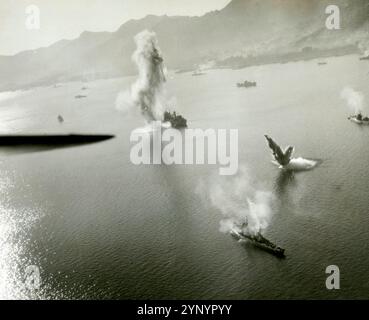 DATUM: 16. Januar -45 AUFGENOMMEN VON: USS HANCOCK BETREFF: Carrier-basierte Flugzeuge schlagen Hongkong, einen der wichtigsten Jap-Seehäfen in China, ein. Mit dem Flugzeug von der USS HANCOCK (CV19). Feindliche Schiffe, die im Hafen gefunden werden, werden gesprengt. Stockfoto