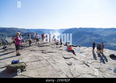 PULPIT ROCK, NORWEGEN, 26. JULI 2018: Unbekannte Touristen genießen die atemberaubende Aussicht auf Pulpit Rock. Der Kanzel Rock oder Preacher?s Chair ist ein Touristenattra Stockfoto