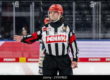 Hauptschiedsrichter Roman Gofman. GER, EHC Red Bull München vs. Schwenninger Wild Wings, Eishockey, DEL, 20. Spieltag, Saison 2024/2025, 26.11.2024. Foto: Eibner-Pressefoto/Heike Feiner Stockfoto