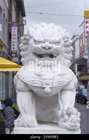 ANTWERPEN, BELGIEN, 2. OKTOBER 2016: Statue eines weißen chinesischen Tempellöwen vor dem chinesischen Gebiet in antwerpen Stockfoto