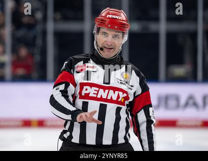 Hauptschiedsrichter Christopher Schadewaldt. GER, EHC Red Bull München vs. Schwenninger Wild Wings, Eishockey, DEL, 20. Spieltag, Saison 2024/2025, 26.11.2024. Foto: Eibner-Pressefoto/Heike Feiner Stockfoto