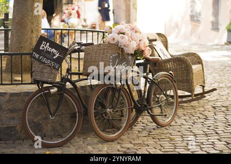 ST TROPEZ, FRANKREICH, 24. OKTOBER 2017: Vintage-Fahrräder auf Kopfsteinpflaster im Zentrum von St. Tropez Stockfoto