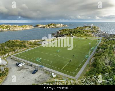 Aus der Vogelperspektive des berühmten Fußballstadions Henningsvaer auf den Lofoten, Norwegen, Europa Stockfoto