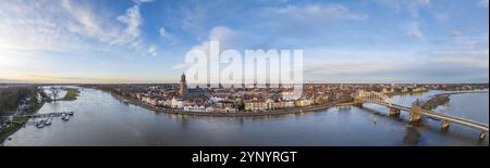 Luftaufnahme der niederländischen Stadt Deventer entlang des Flusses IJssel Stockfoto