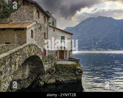 Blick auf die Steinbrücke des Dorfes Nesso am Comer See Stockfoto