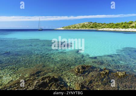 Bucht auf der Insel in kroatien mit blauem und türkisfarbenem Wasser mit Segelboot Stockfoto