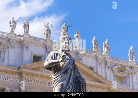 VATIKANSTADT, VATIKAN, 16. OKTOBER 2016: Statue des Heiligen Peter vor dem Petersdom auf der piazza San Pietro Stockfoto