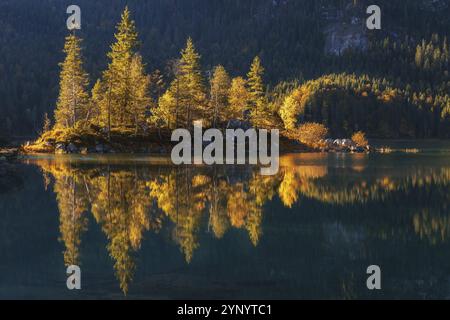 Eibsee mit einer kleinen Insel in der Nähe der Zugspitze in süddeutschland im Herbst Stockfoto