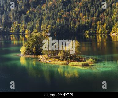 Eibsee mit einer kleinen Insel in der Nähe der Zugspitze in süddeutschland im Herbst Stockfoto