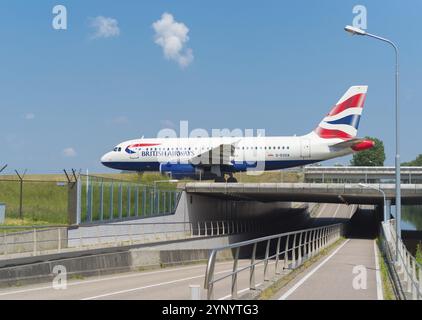 SCHIPHOL, NIEDERLANDE, 4. JUNI 2016: British Airways fährt mit dem Flugzeug zur Start- und Landebahn auf dem Flughafen amsterdam schiphol Stockfoto