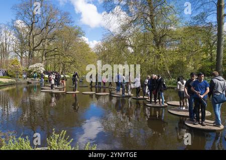 LISSE, NIEDERLANDE, 17. APRIL 2016: Unbekannte Touristen genießen die Wasserroute in den berühmten Gärten des keukenhof in den niederlanden Stockfoto