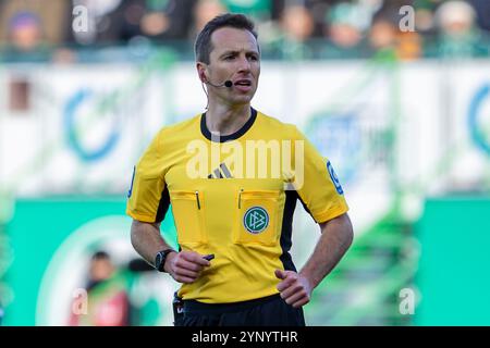 Fürth, Deutschland 23. November 2024: 2. Liga - 2024/2025 - SpVgg Greuther Fürth vs. Karlsruher SC im Bild: Schiedsrichter Lukas Benen /// DFL-Vorschriften verbieten jede Verwendung von Fotografien als Bildsequenzen und/oder Quasi-Video /// Stockfoto