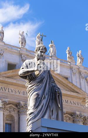 VATIKANSTADT, VATIKAN, 16. OKTOBER 2016: Statue des Heiligen Peter vor dem Petersdom auf der piazza San Pietro Stockfoto