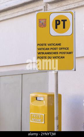 VATIKANSTADT, VATIKAN, 16. OKTOBER 2016: Gelber Briefkasten auf der piazza San Pietro in Rom, Italien, Europa Stockfoto