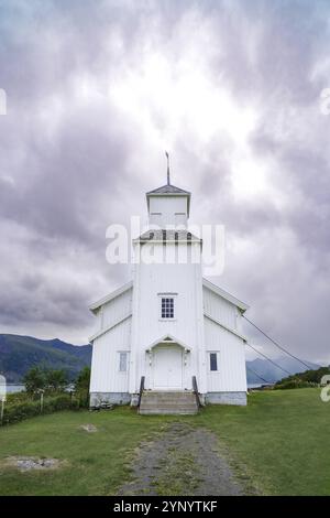 Gimsoy-Kirche auf den Lofoten-Inseln. Sie ist eine Pfarrkirche in der Gemeinde Vagan im Landkreis Nordland, Norwegen, Europa Stockfoto