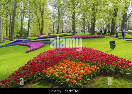 LISSE, NIEDERLANDE, 22. APRIL 2018: Viele Menschen genießen die blühenden Tulpen im Keukenhof, dem schönsten Frühlingsgarten der Welt Stockfoto