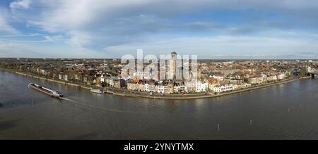 Luftaufnahme der niederländischen Stadt Deventer entlang des Flusses IJssel Stockfoto