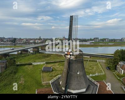 Luftaufnahme der Bolwerks-Mühle entlang des Flusses IJssel in den niederlanden Stockfoto