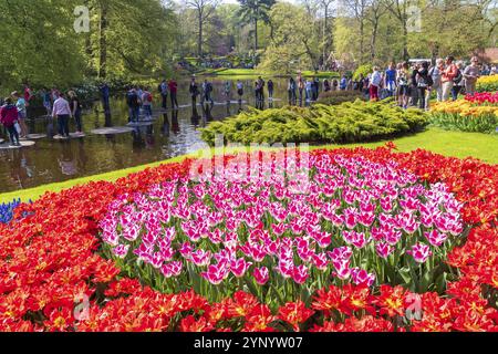 LISSE, NIEDERLANDE, 22. APRIL 2018: Viele Menschen genießen die blühenden Tulpen im Keukenhof, dem schönsten Frühlingsgarten der Welt Stockfoto