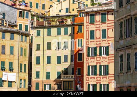 Farbige Gebäudefassaden in der Stadt Camogli Stockfoto