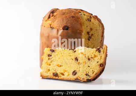 Panettone, ein italienischer süßer Brotlaib mit Schokoladenchips, die normalerweise zu Weihnachten und Neujahr zubereitet und genossen werden. Stockfoto