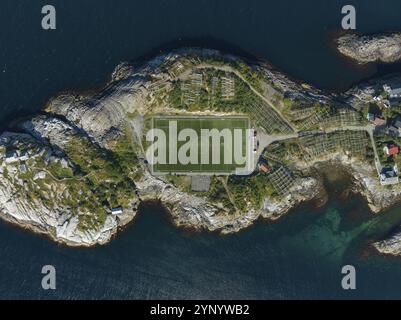 Aus der Vogelperspektive des berühmten Fußballstadions Henningsvaer auf den Lofoten, Norwegen, Europa Stockfoto