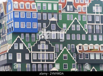 ZAANSTAD, NIEDERLANDE, 13. NOVEMBER 2016: Typische Fassade des 2010 eröffneten Inntel Hotels. Es handelt sich um eine Anhäufung von fast siebzig getrennten Zaanse Stockfoto