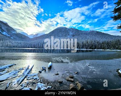 Eisige Berge spiegeln sich auf einem friedlichen See (Joffre Lake Canada) Stockfoto