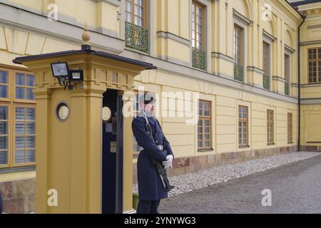 STOCKHOLM, SCHWEDEN – 24. DEZEMBER 2020: Palastwache steht vor dem Drottningholm-Palast vor Stockholm Stockfoto