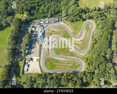 Outdoor-Kart-Strecke von oben gesehen Stockfoto