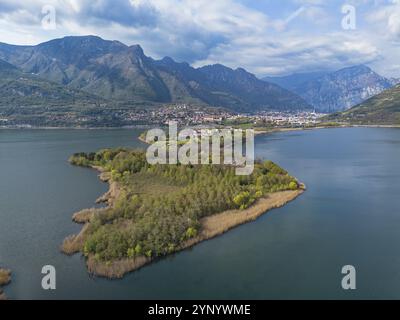 Blick auf die Isella-Halbinsel am Annone-See Stockfoto