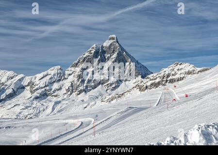 Blick auf das Matterhorn und die Skipisten von Cervinia Stockfoto