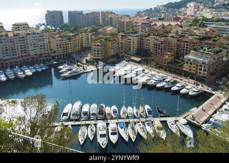 MONACO, 22. OKTOBER 2017: Hochwinkelblick auf den Port de fontvieille. Die Arie wurde von dem italienischen Architekten Manfredi Nicoletti zwischen 1970 entwickelt Stockfoto