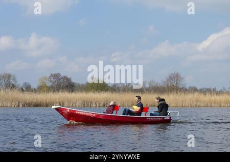 GIETHOORN, NIEDERLANDE, 3. APRIL 2016: Unbekannte Familie genießt ihre Bootsfahrt um Giethoorn, auch Venedig der niederlande genannt Stockfoto