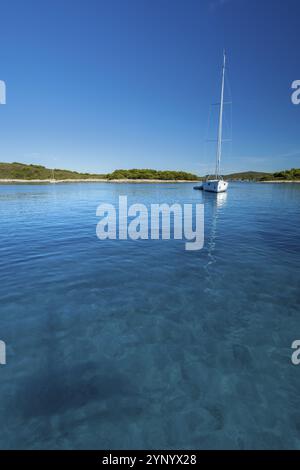 Paklinski otoci-Inseln in der Nähe von Hvar kroatien. Schwimmen und Segeln im blauen Wasser in kroatien Stockfoto