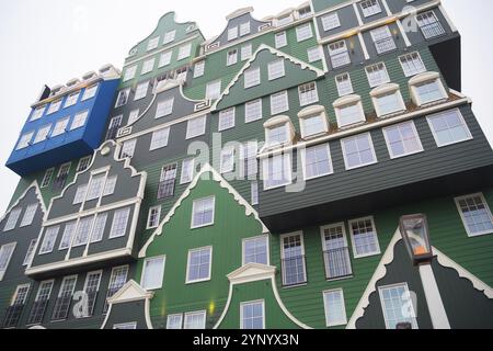 ZAANSTAD, NIEDERLANDE, 13. NOVEMBER 2016: Typische Fassade des 2010 eröffneten Inntel Hotels. Es handelt sich um eine Anhäufung von fast siebzig getrennten Zaanse Stockfoto