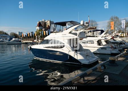 Die Luxus-Motoryacht legte am Sonntag Nachmittag in der Küstenstadt Sotschi, Russland, am 14. April 2023 an der Marina an. Stockfoto