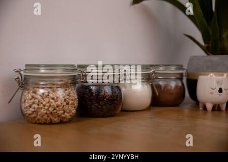 Schaffen Sie eine stilvolle Pantry Organisation mit schönen Glasgläsern zur Aufbewahrung Stockfoto