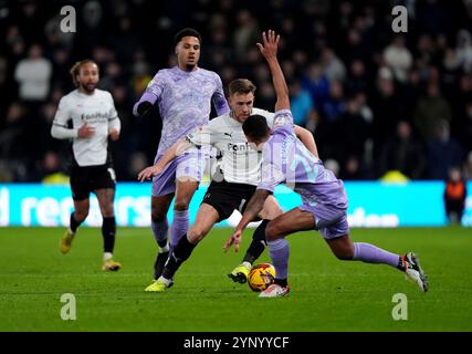 Derby County's Callum Elder (Mitte rechts) und Swansea Citys Kyle Naughton (rechts) kämpfen um den Ball während des Sky Bet Championship Matches im Pride Park Stadium in Derby. Bilddatum: Mittwoch, 27. November 2024. Stockfoto